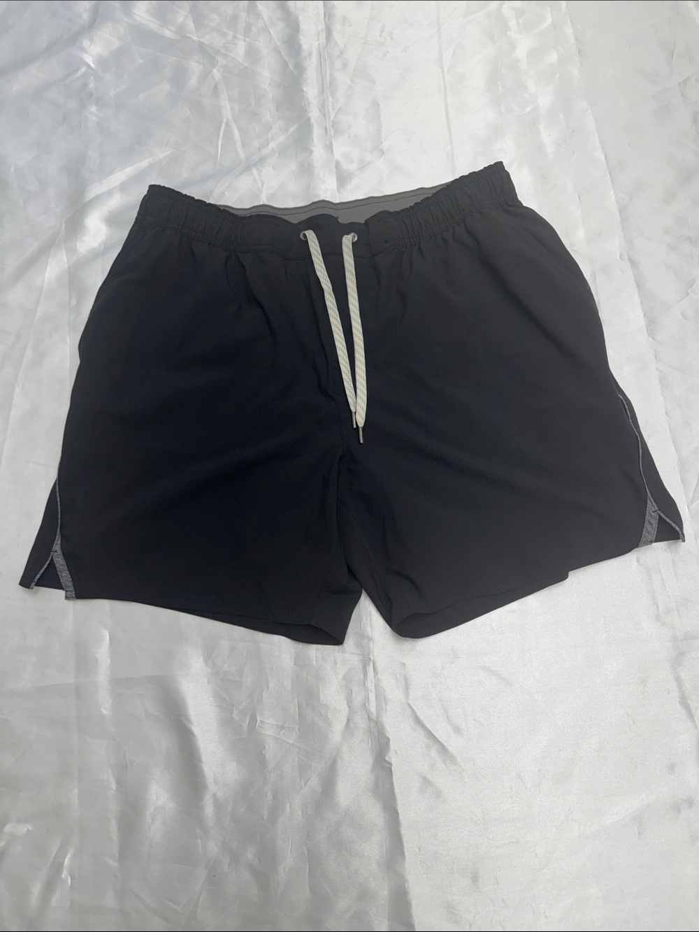 Men's Black Drawstring Vuori Athletic Shorts Sz.xl